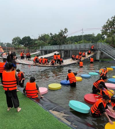 Cầu Phao Thăng Bằng &ndash; Thử Th&aacute;ch Vui Nhộn Tr&ecirc;n Mặt Nước Tại Đất Th&eacute;p Farm, Củ Chi