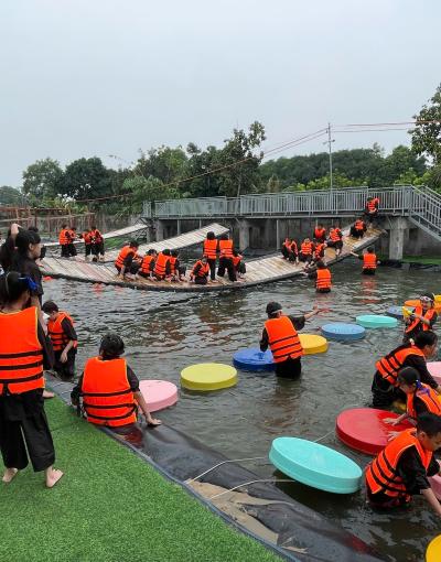 Cầu Phao Thăng Bằng &ndash; Thử Th&aacute;ch Vui Nhộn Tr&ecirc;n Mặt Nước Tại Đất Th&eacute;p Farm, Củ Chi